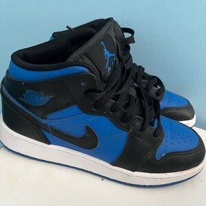 Air Jordan 1 Mid Size. 5Y